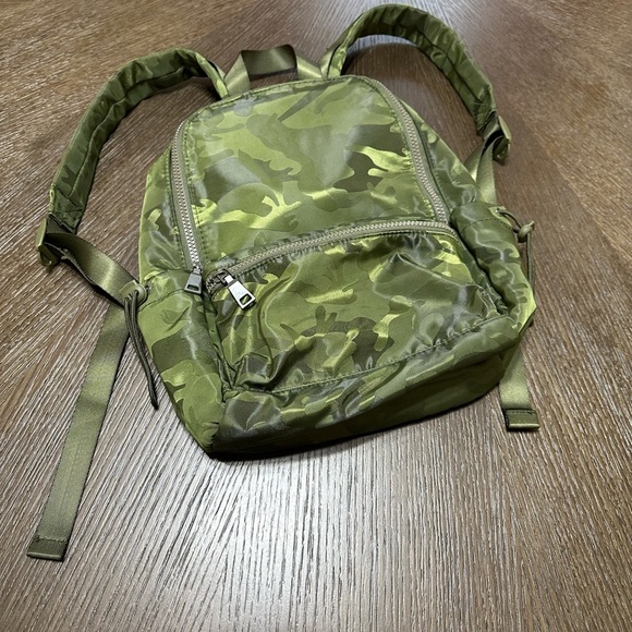 Isaac Mizrahi Handbags - Isaac Mizrahi Green Camo IPad Mini Backpack